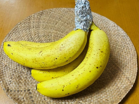 バナナの茎にアルミホイルを巻いて保存